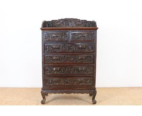 Kamferhouten commode met opstand en 6 laden op onderstel, met gestoken reliëf van vogels en figuren in landschap, China, circ