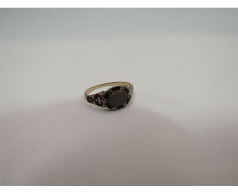 A gold memoriam ring with black enamel and hair panel, unmarked