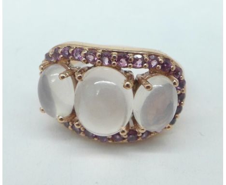 A silver gilt, rose quartz and rhodolite garnet ring, O