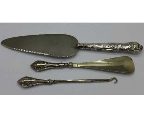 A Kings pattern silver handled cake server and a button hook and shoe horn