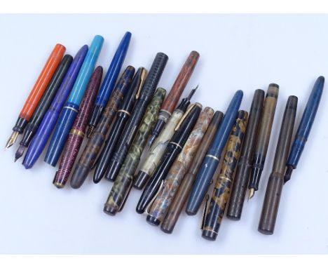 A quantity of Vintage fountain pens 