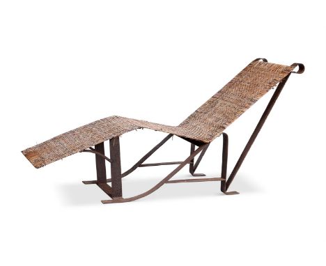CHAISE LONGUE ATTRIBUTED TO CHAD TOPASSIER BERANGER, FIRST HALF 20TH CENTURY Hammered wrought iron, wicker work  85cm high, 1