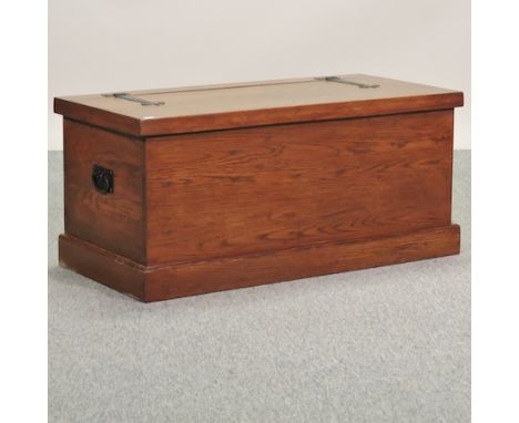 An oak trunk with a hinged lid, 94cm