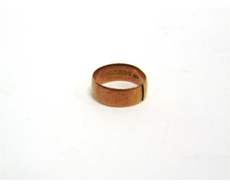 A 9CT GOLD WEDDING RING cut, 4g gross