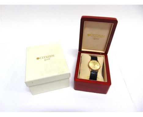 CITIZEN, A GENTLEMAN'S 9CT GOLD QUARTZ WRIST WATCH the circular gilt dial with gilt batons, hands and sweep seconds, date ape