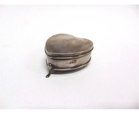 A SILVER HEART SHAPED TRINKET BOX by J.Glozer Ltd, Birmingham 1909, on three supports, 7.5cm long