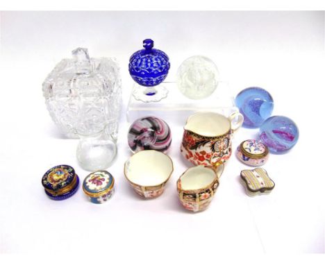 A MIXED COLLECTION OF CERMAMICS AND GLASSWARE including three Royal Crown Derby Imari palette items, four Caithness glass pap