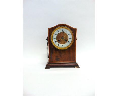 AN EDWARDIAN MAHOGANY CASE MANTLE CLOCK with French 8-day cylinder movement, the enamelled chapter ring with Roman numerals, 