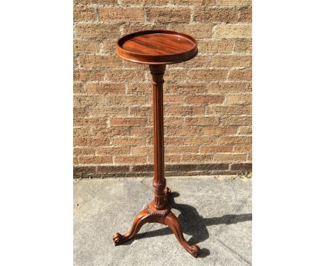 A CONTEMPORARY MAHOGANY TORCHIERE on tripod supports, 109cm high