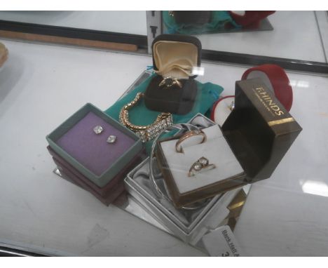 selection of jewellery inc 9ct ring