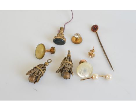 A collection of miscellaneous jewellery, including a garnet and yellow metal set stick pin, base metal pin, 5cm, pair of cont