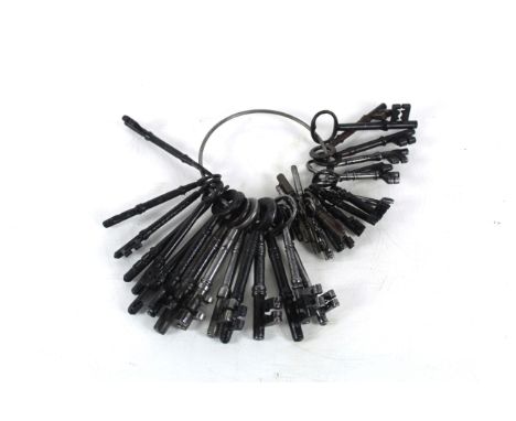A quantity of over forty vintage keys, 1" - 5" long