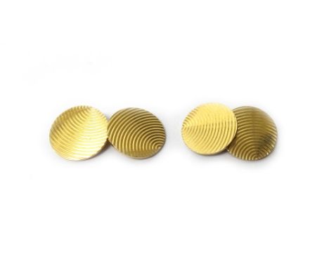 A pair of gold cufflinks, the circular backs and fronts with engine turned decoration, the connecting bars detailed 14 K, wei