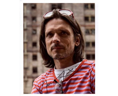 DELLER JEREMY: (1966- ) English artist, Turner Prize winner in 2004. Signed colour 8 x 10 photograph of Deller in a head and 