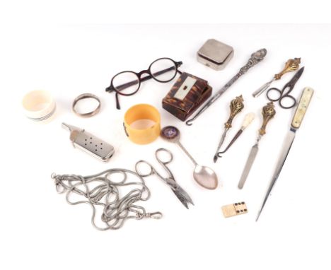 A small selection of collectable items to include a silver handled button hook, napkin rings, a small tortoiseshell trinket b