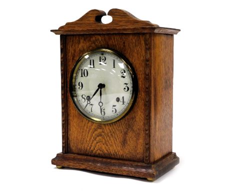 An Edwardian oak cased mantel clock, circular enamel dial bearing Arabic numerals, eight day American movement, New Haven USA