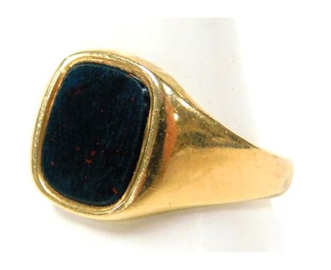 A 9ct yellow gold signet ring, with bloodstone. Size T, 5.7g