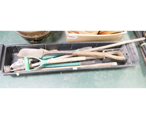 Quantity of garden tools 