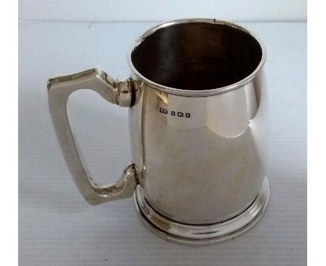 An Art Deco silver tankard on a stepped base, maker's mark RR, Birmingham 1934, 12 cm H, 278g and a Victorian pierced silver 