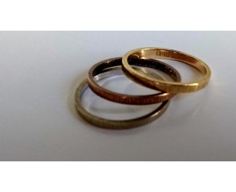 A 9ct tri-gold wedding ring set with textured finish, size K, hallmarked, 2.87g 