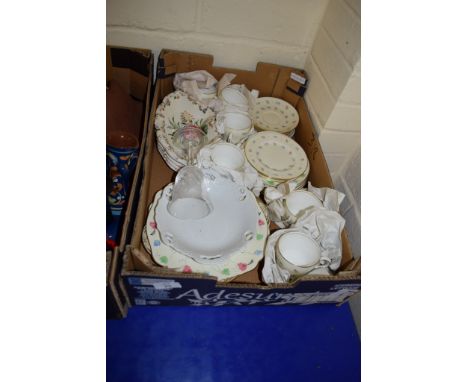 BOX CONTAINING CERAMIC ITEMS INCLUDING TEA WARES MADE BY WEDGWOOD, CUPS AND SAUCERS, TOGETHER WITH SIDE PLATES