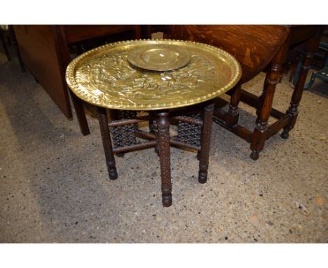 BRASS TOPPED VINTAGE BENARES TABLE AND FURTHER ORIENTAL BRASS DECORATIVE PLATE, 69 AND 29CM DIAM