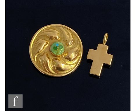 A 18ct cross of plain form with an 18ct circular brooch with green enamel detail to centre, total weight 5.9g, unmarked. (2) 