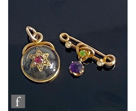 An early 19th Century 9ct small bar brooch in suffragette colours, weight 1.5g, length 2.5cm, with a 15ct circular cabachon c