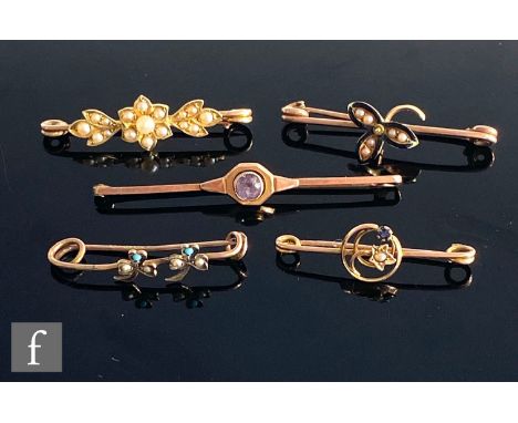 Five early 20th Century 9ct stone set bar brooches to include a seed pearl and an amethyst example, total weight 9.5g. (5) 