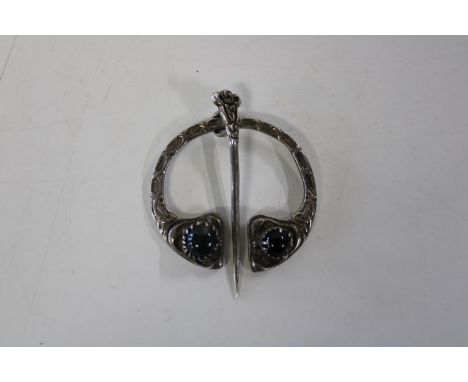 A Sterling silver penannular cloak brooch 