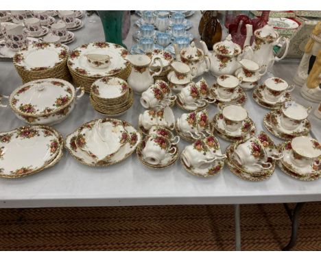 A LARGE 100+ PIECE ROYAL ALBERT 'OLD COUNTRY ROSES' DINNER AND TEA SERVICE COMPRISING COFFEE POT, TWO TEAPOTS, LIDDED VEGETAB