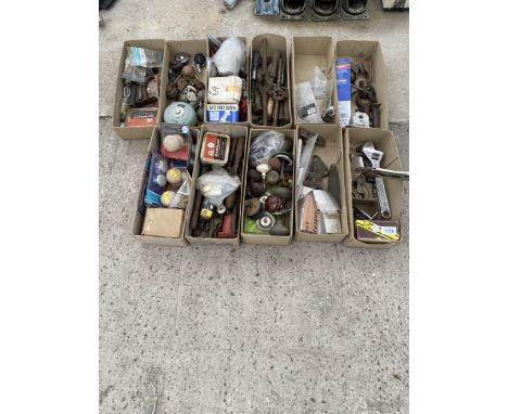 AN ASSORTMENT OF TOOLS AND HARDWARE TO INCLUDE DOOR KNOBS, SPANNERS AND TROLLEY WHEELS ETC 