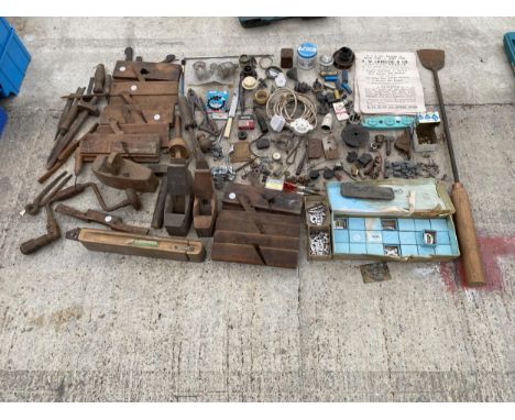 A LARGE ASSORTMENT OF VINTAGE TOOLS AND HARDWARE TO INCLUDE WOOD PLANES, PLIERS AND DOOR NUMBERS ETC 