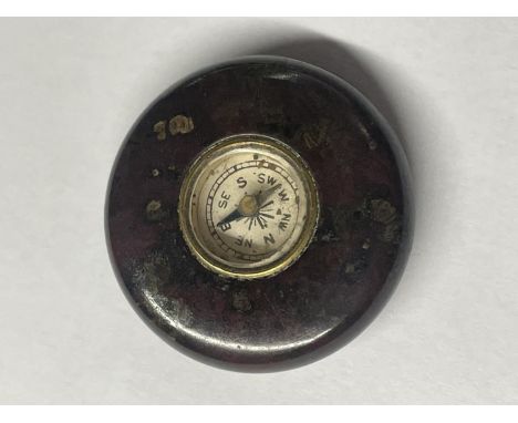 A SMALL VINTAGE AGATE COMPASS 