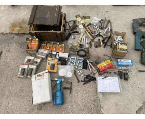 A LARGE ASSORTMENT OF TOOLS AND HARDWARE TO INCLUDE DOOR FURNITURE, DRILL CHUCKS AND D LINKS ETC 