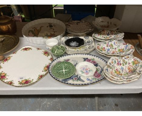 A LARGE QUANTITY OF CERAMICS TO INCLUDE A ROYAL ALBERT 'OLD COUNTRY ROSES' CAKE PLATE, DESSERT BOWLS, A ROYAL WORCESTER 'EVES