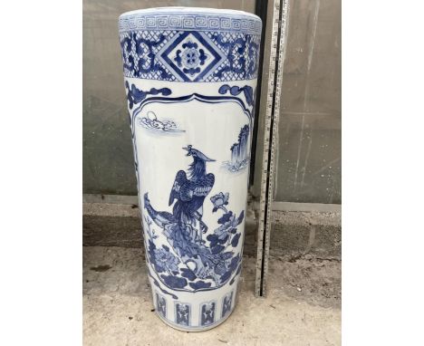 A LARGE BLUE AND WHITE CERAMIC ORIENTAL STYLE STICK STAND (H:63CM) 