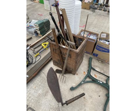 AN ASSORTMENT OF VINTAGE TOOLS TO INCLUDE A FORK, A SYTHE AND BED PANS ETC 