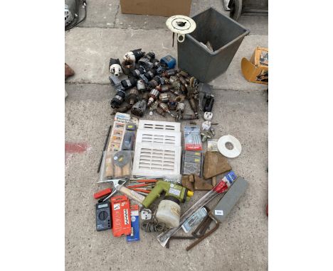A LARGE ASSORTMENT OF TOOLS AND HARDWARE TO INCLUDE DRILL CHUCKS, MOTORS AND DRILL BITS ETC 