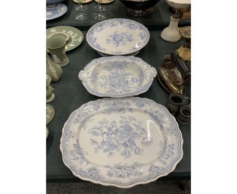 A GROUP OF THREE 19TH CENTURY BLUE AND WHITE ITEMS- BOWL, MEAT PLATE AND PEDESTAL STAND TO INCLUDE H&amp;K EXAMPLE 
