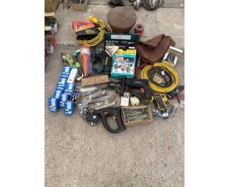 A LARGE ASSORTMENT OF TOOLS AND HARDWARE TO INCLUDE DRILLS, ELECTRIC TESTERS AND SOCKETS ETC 