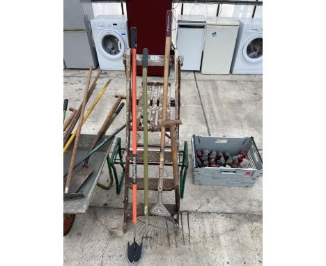 A COLLECTION OF GARDEN HAND TOOLS AND A VINTAGE WOODEN STEP LADDER 