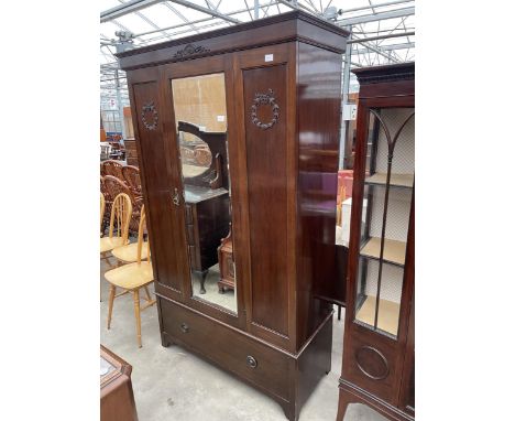 AN EDWARDIAN MAHOGANY MIRROR-DOOR WARDROBE WITH APPLIED DECORATION AND DRAWER TO THE BASE, 48" WIDE 