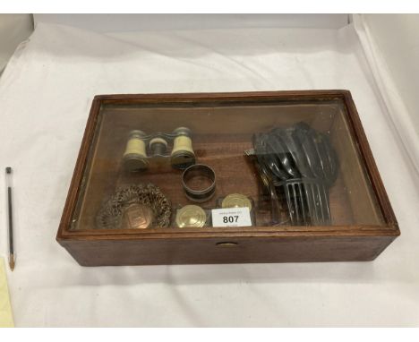 A VINTAGE GLASS LIDDED DISPLAY CASE WITH CONTENTS TO INCLUDE VINTAGE BONE OPERA GLASSES, GLASS AND BRASS INKWELLS, VINTAGE HA