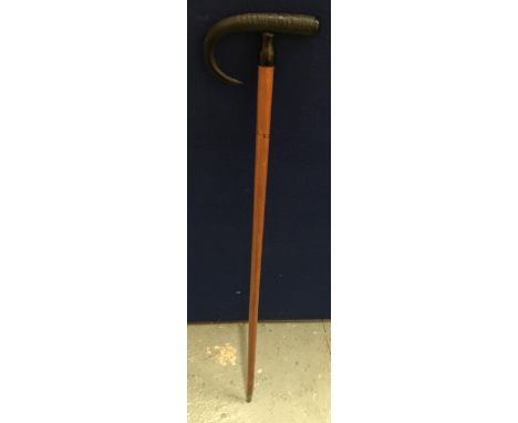 A VINTAGE FRUITWOOD WALKING STICK WITH HORN EFFECT HANDLE AND SPIKED END 