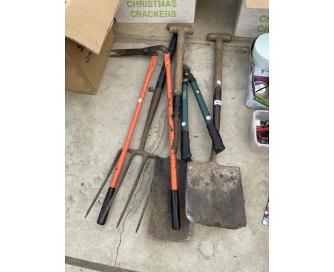 AN ASSORTMENT OF GARDEN TOOLS TO INCLUDE SHEARS AND A SPADE ETC 