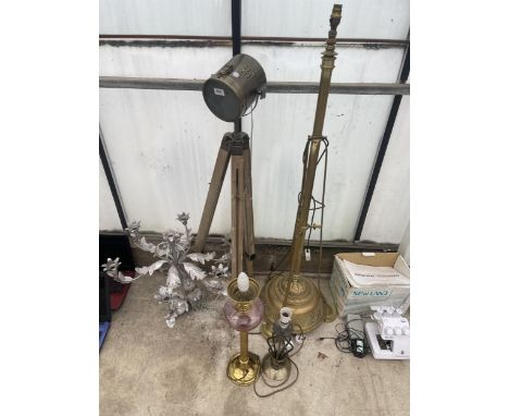 AN ASSORTMENT OF LAMPS AND LIGHT FITTINGS TO INCLUDE A TRIPOD SPOT LAMP AND A BRASS STANDARD LAMP 