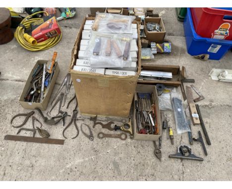 AN ASSORTMENT OF TOOLS TO INCLUDE CALIPERS, DRILL BITS AND CHISELS ETC 