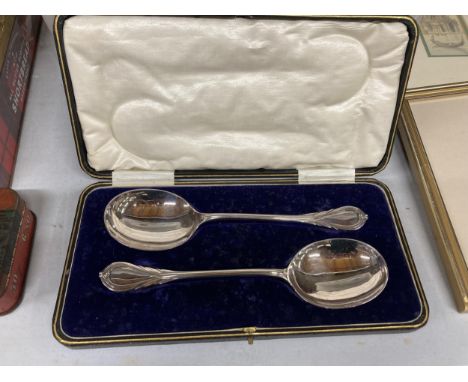 A VINTAGE BOXED SET CONTAINING SILVER PLATED SERVING SPOONS 