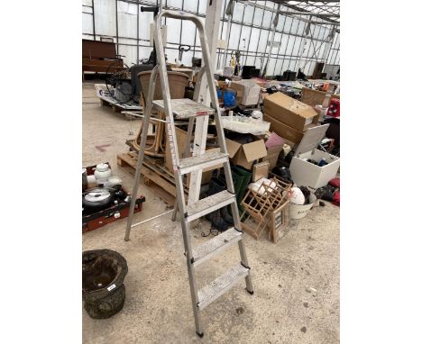 A FOUR RUNG ALUMINIUM STEP LADDER 